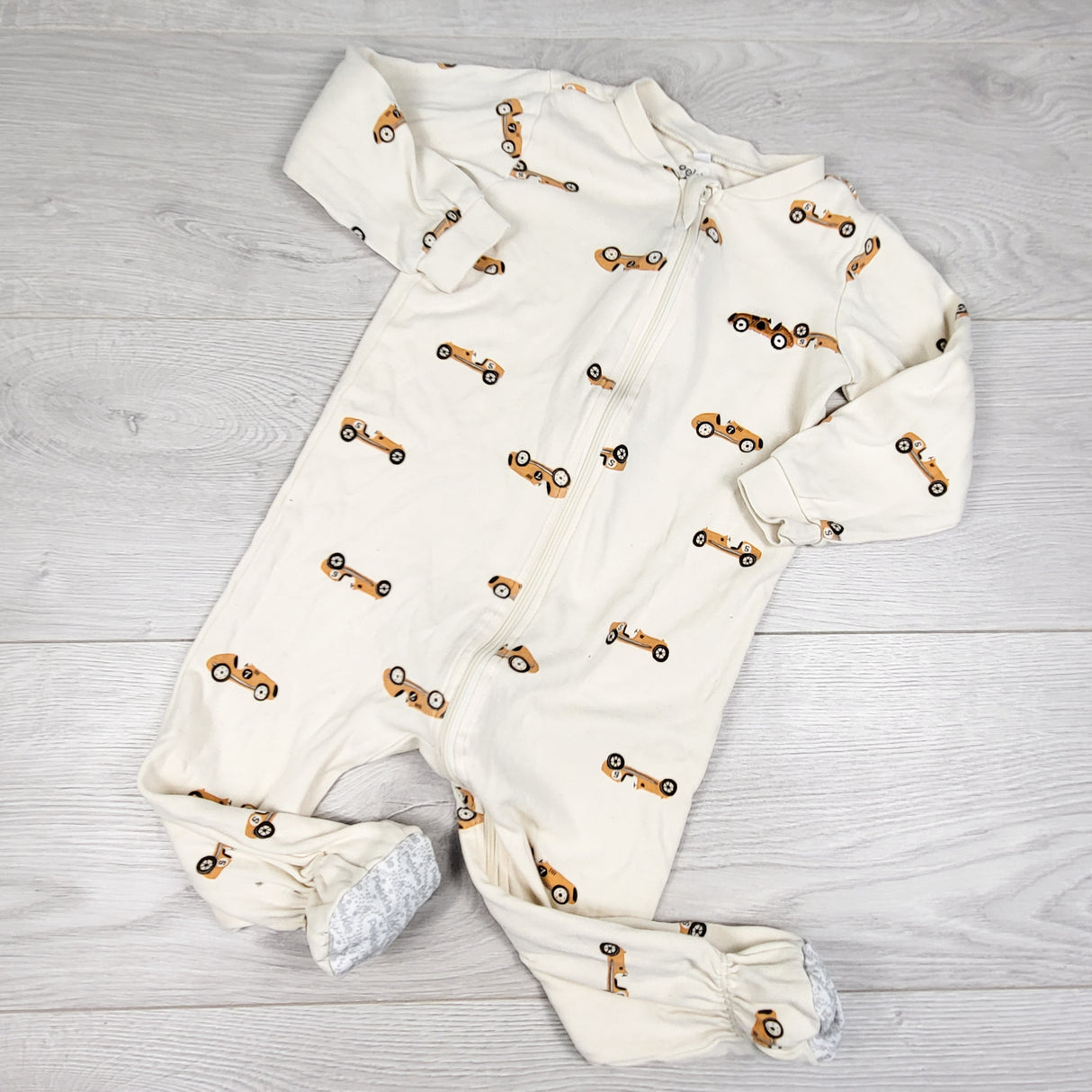 Pekkle cream coloured zippered sleeper with racecars. Size 18 months