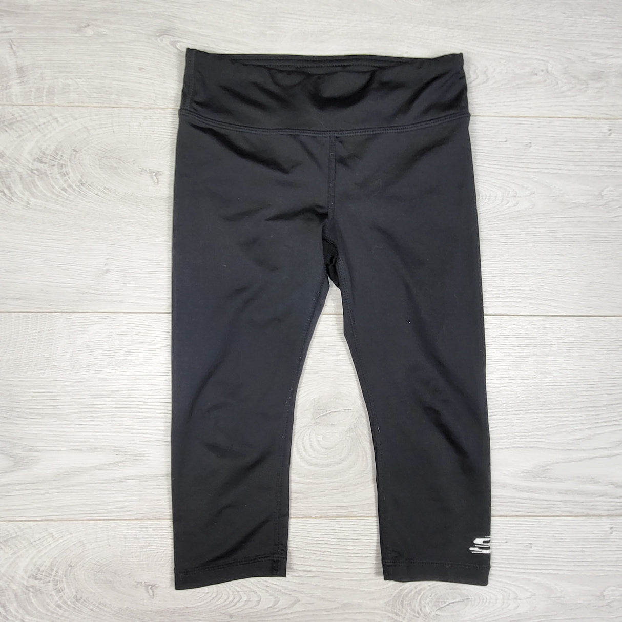 Skechers black cropped active leggings. Size 6