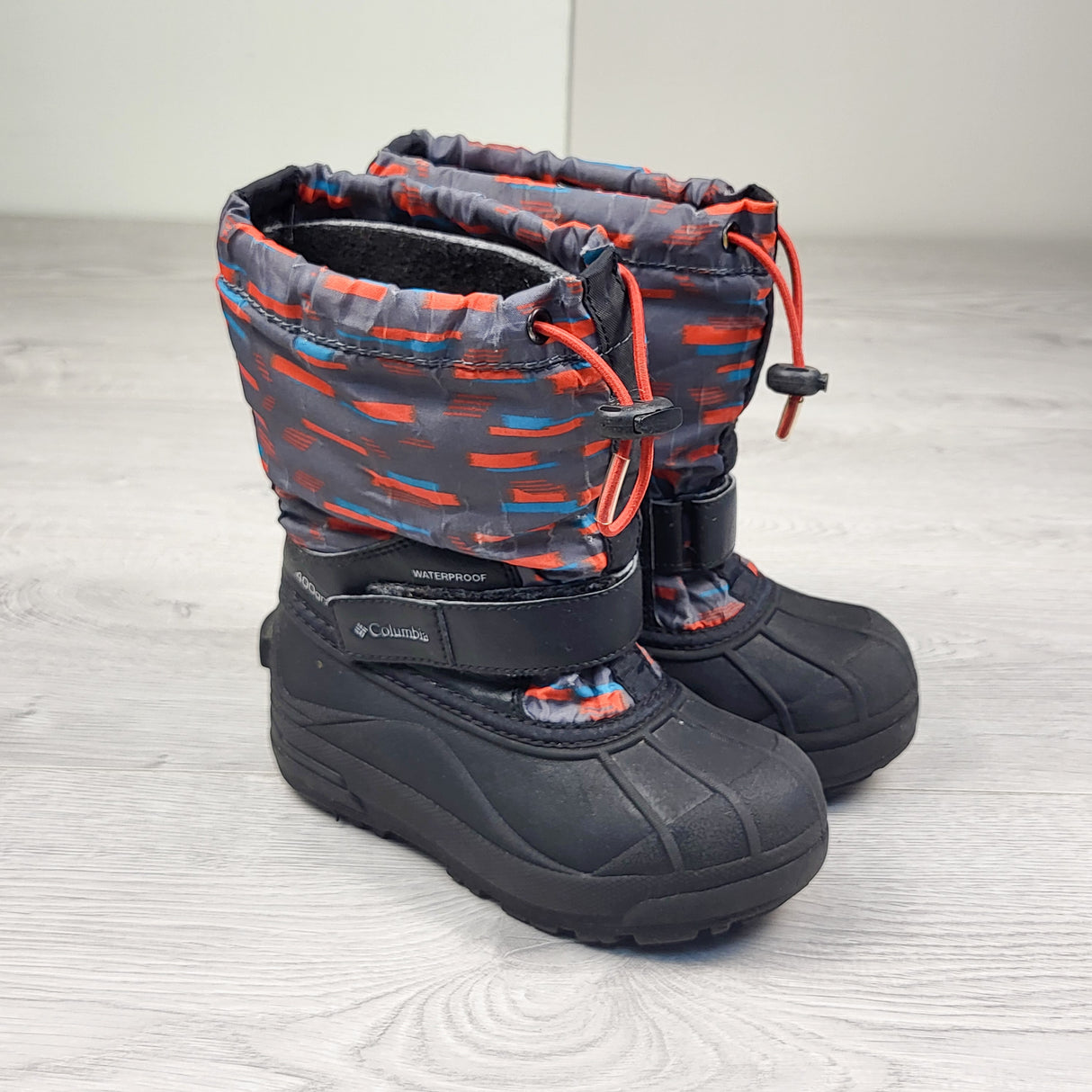 Columbia grey patterned snow boots with removable liners. Size 12