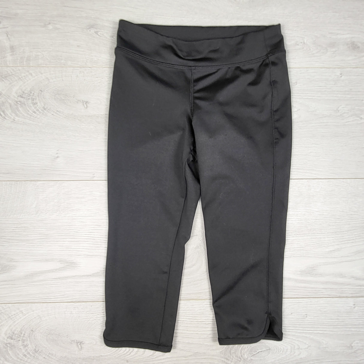 Old Navy black cropped active leggings. Size medium (8)