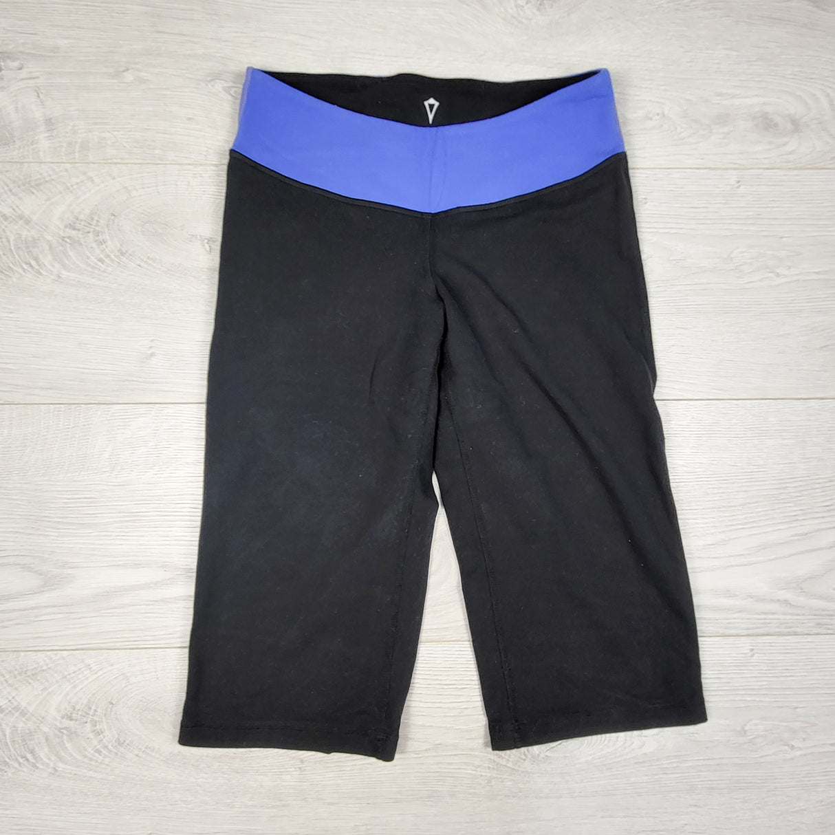 Ivivva (Lululemon) black cropped active pants. Size 8