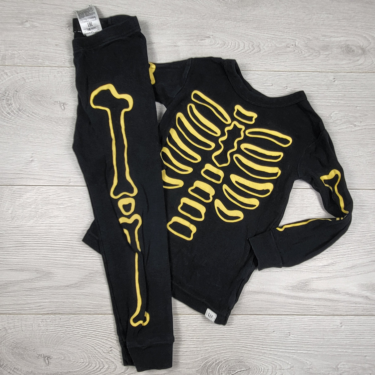Gap black 2pc skeleton PJs. Size 3T