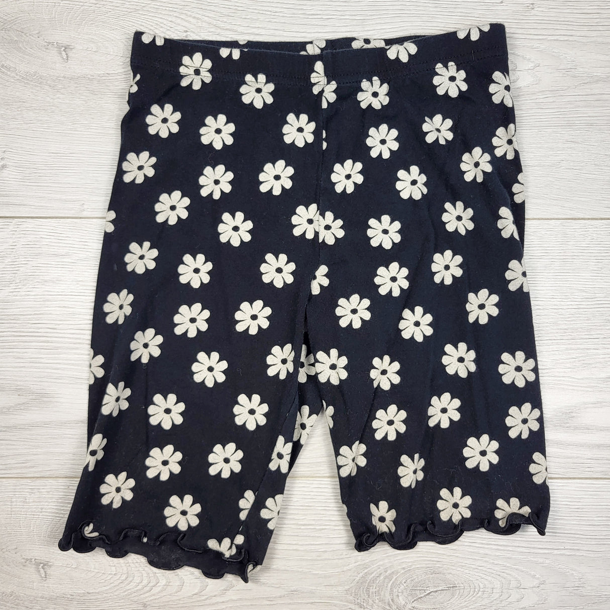 Old Navy black floral print legging shorts. Size 10/12