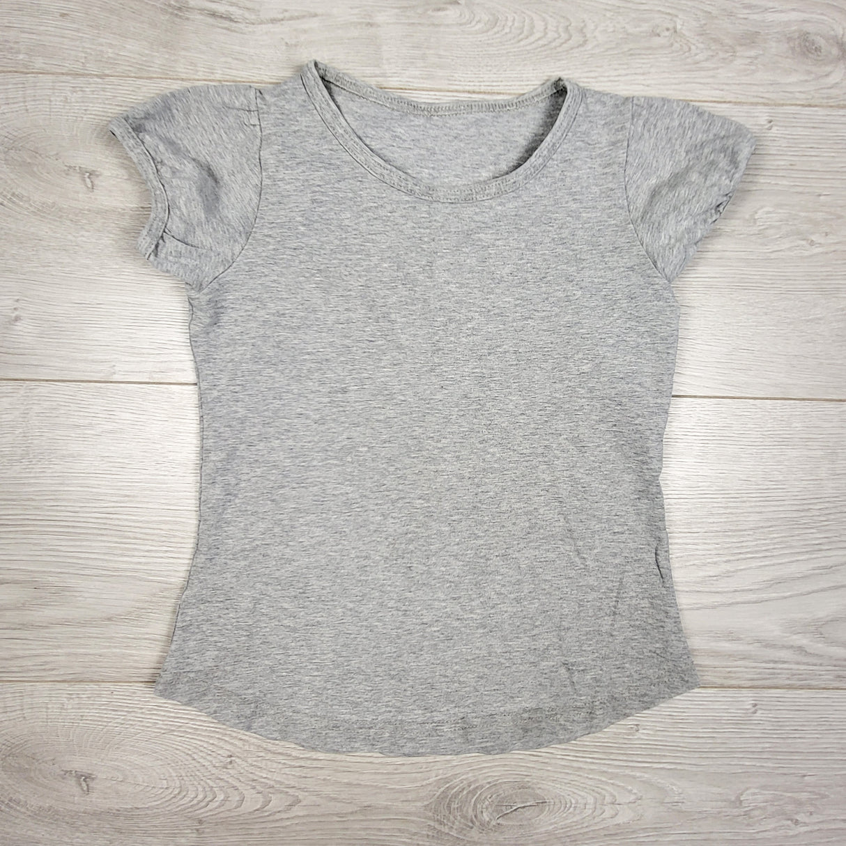 Peekaboo Beans grey t-shirt. Size 5T