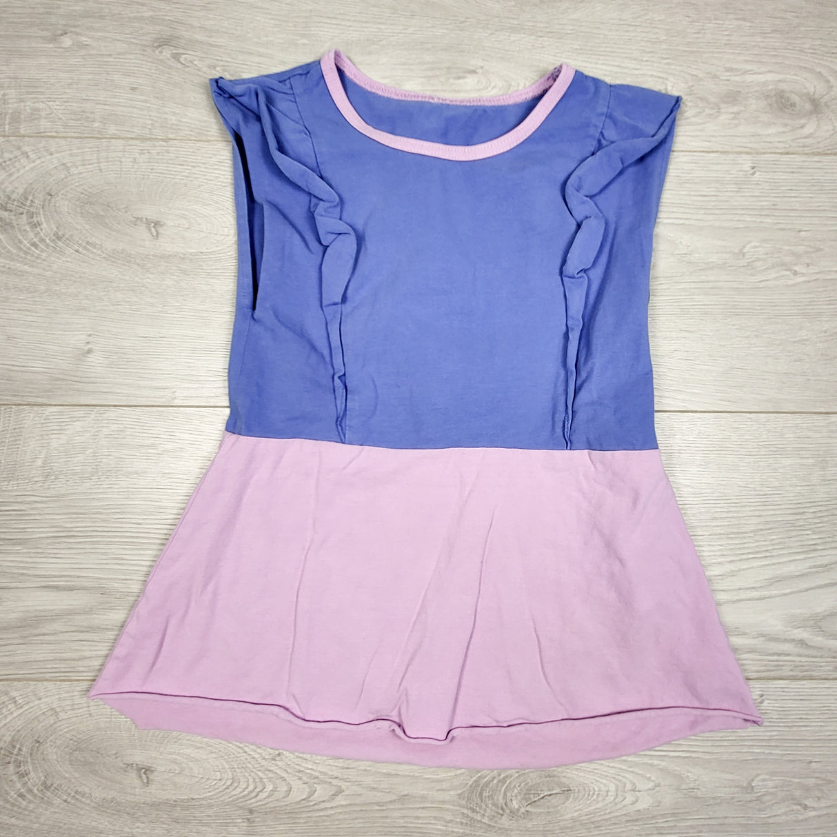 Peekaboo Beans two-tone purple top. Size 7