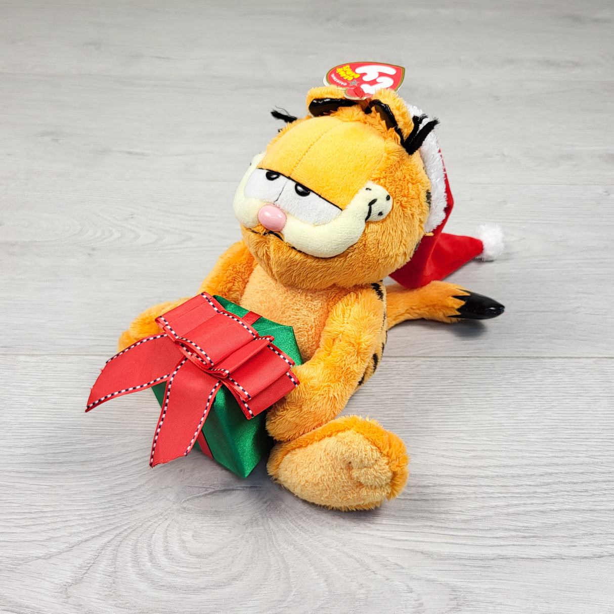 NEW - Vintage Ty Beanie Babies "Happy Holidays" Garfield the Cat plush (2005)