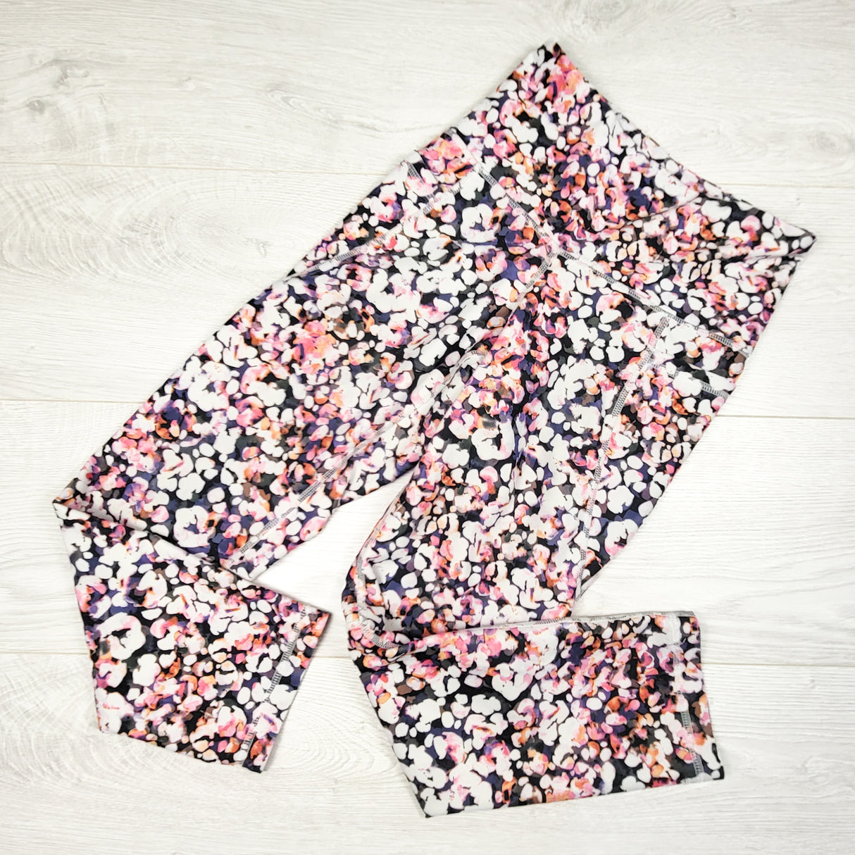 Old Navy floral print cropped active leggings. ADULT XS