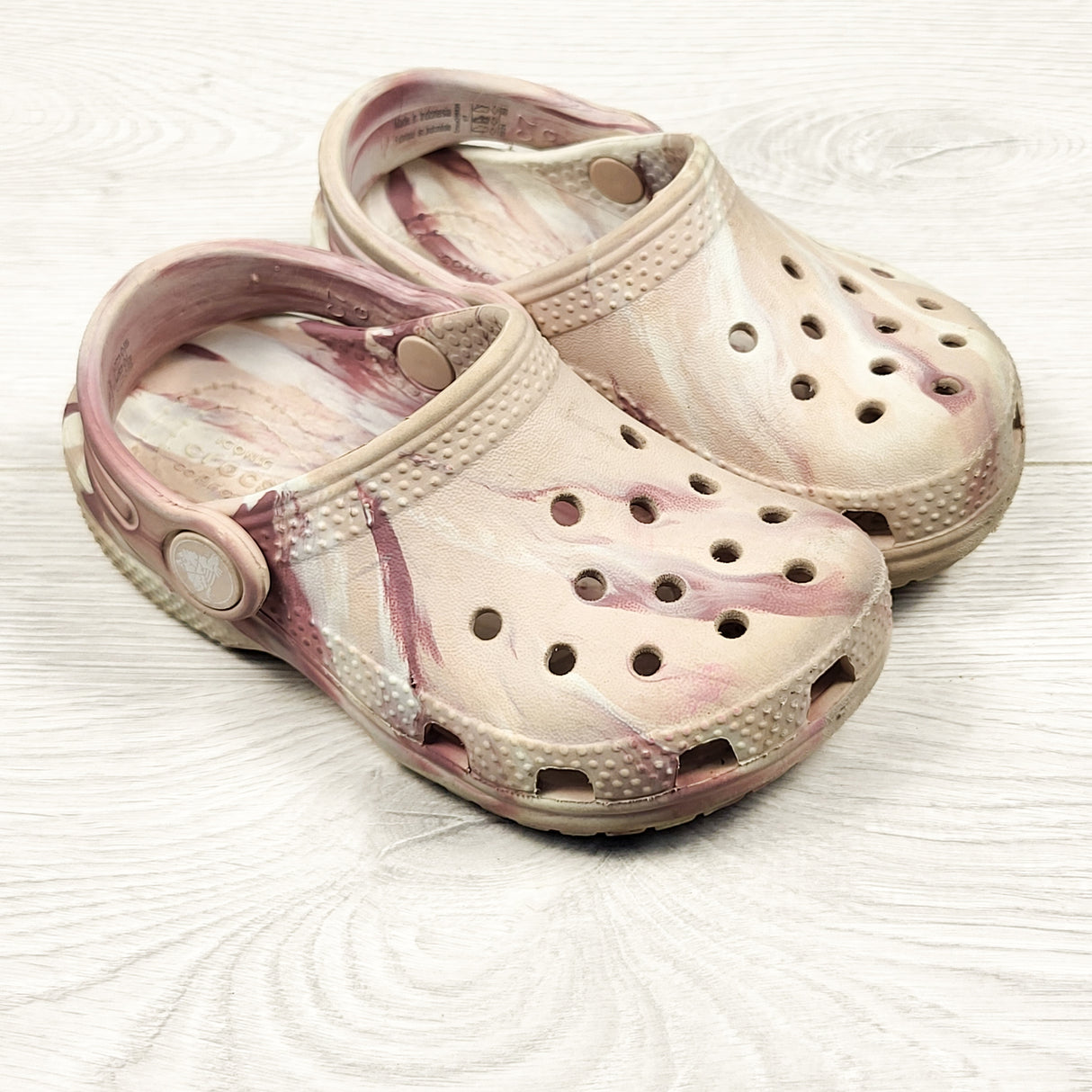 Crocs tie dye look clogs. Size 7