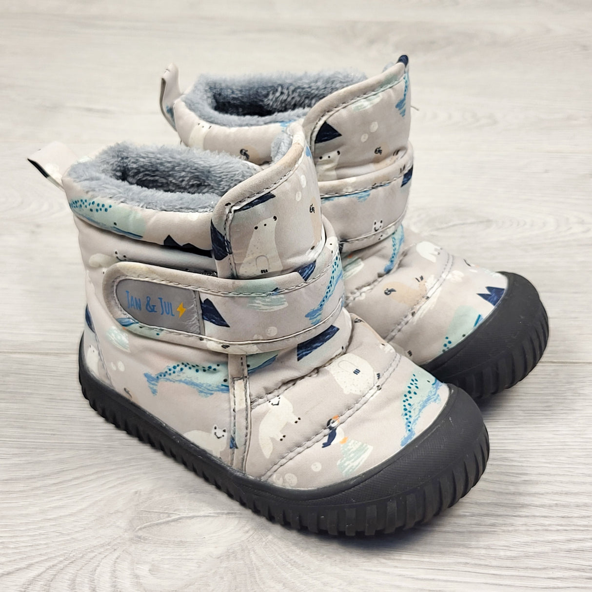 Jan and Jul "Toasty Dry" booties in polar pals print. Size 7