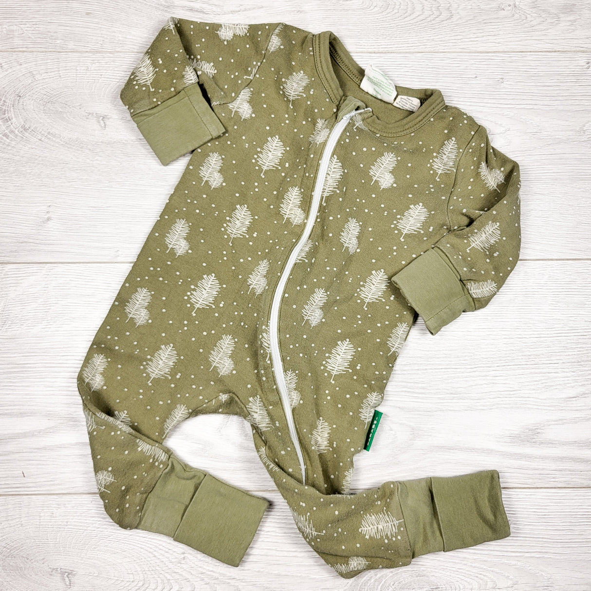 Parade green organic cotton zippered tree print sleeper. Size 3-6 months