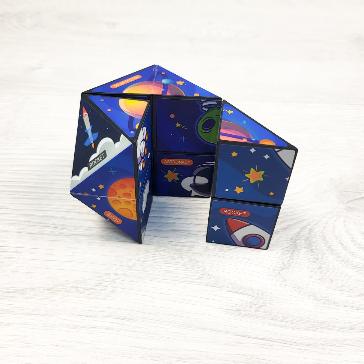 Shape shifting infinity cube toy