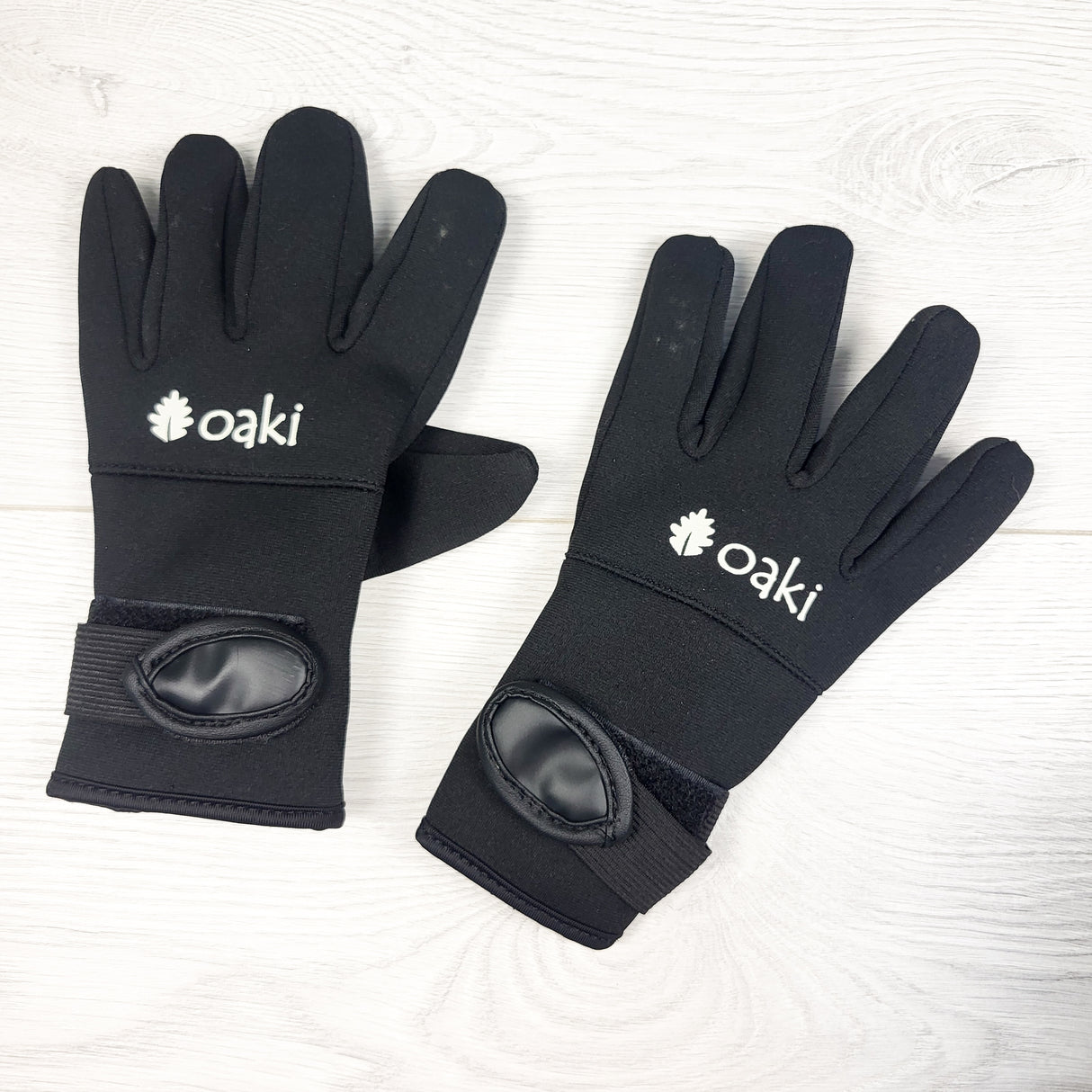 OAKI black neoprene Trail Gloves. Size large (7 to 11 Years)