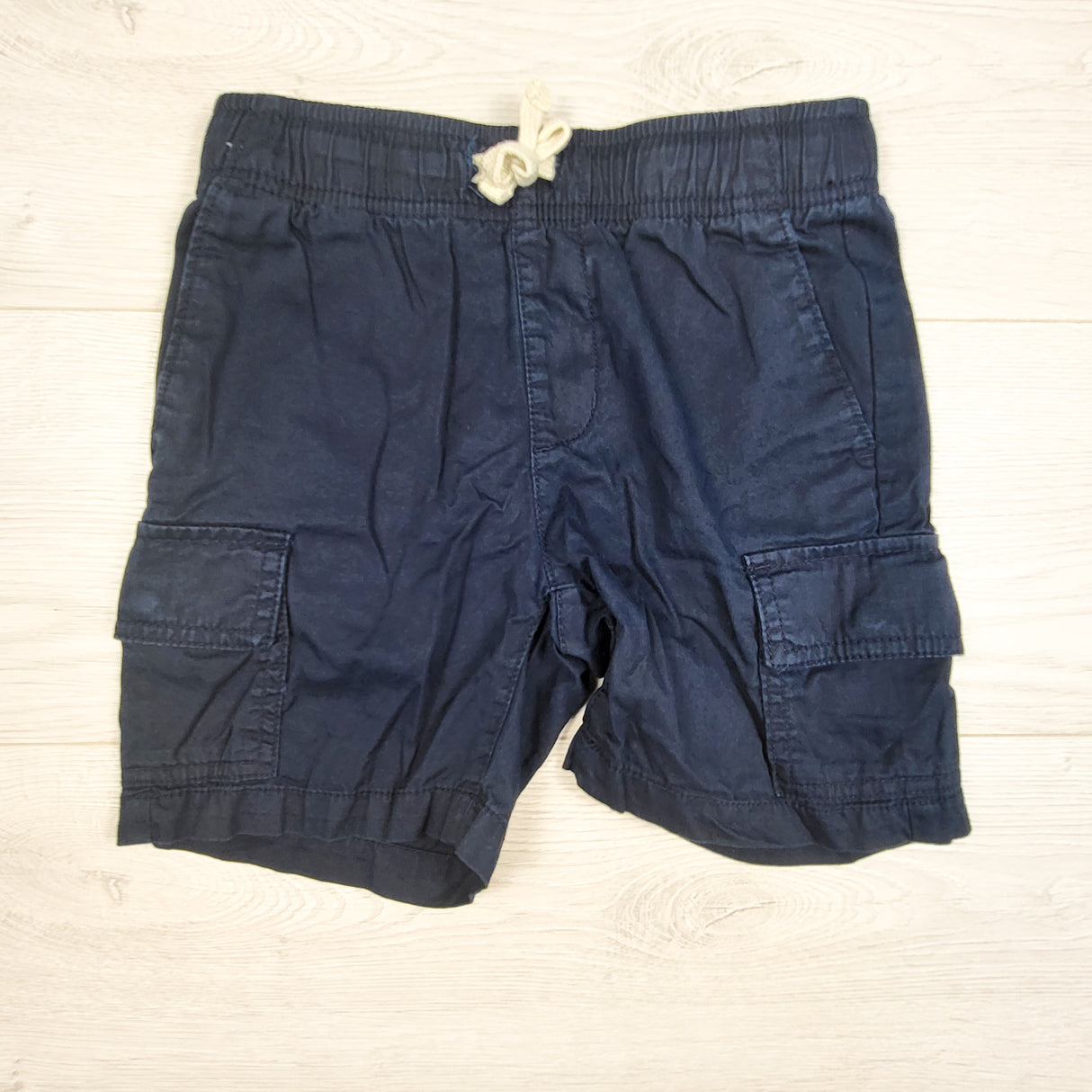 Old Navy navy relaxed fit twill cargo shorts. Size 6/7