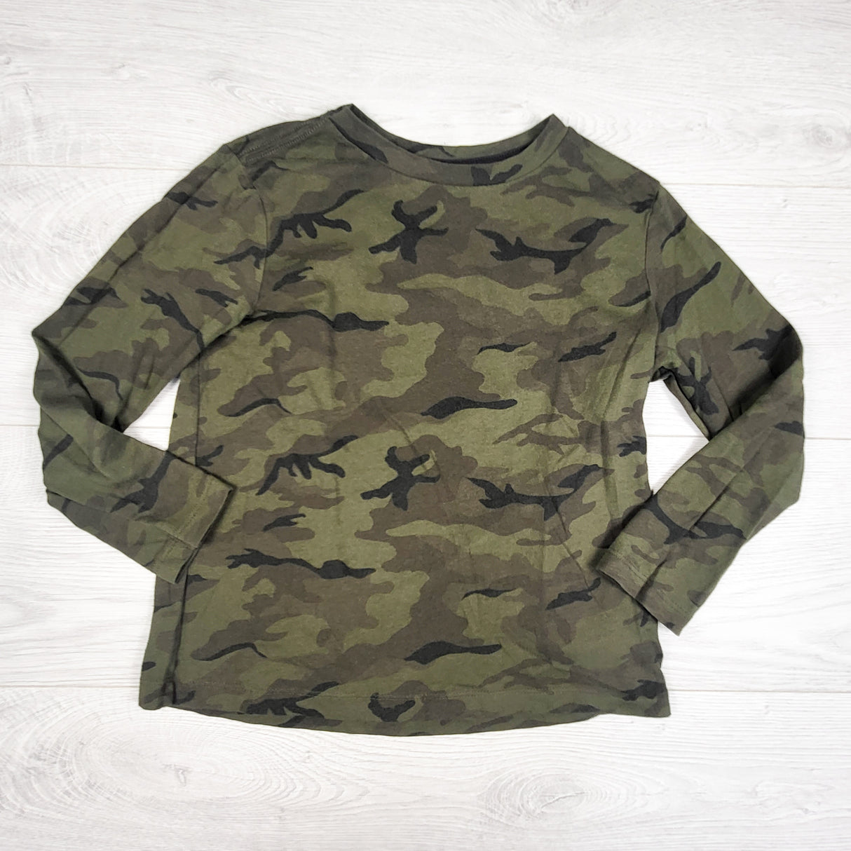Old Navy green camouflage long sleeve top. Size 6/7