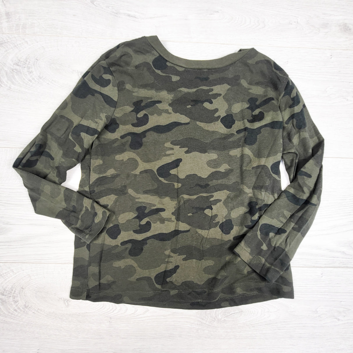 Old Navy green camouflage long sleeve top. Size 6/7