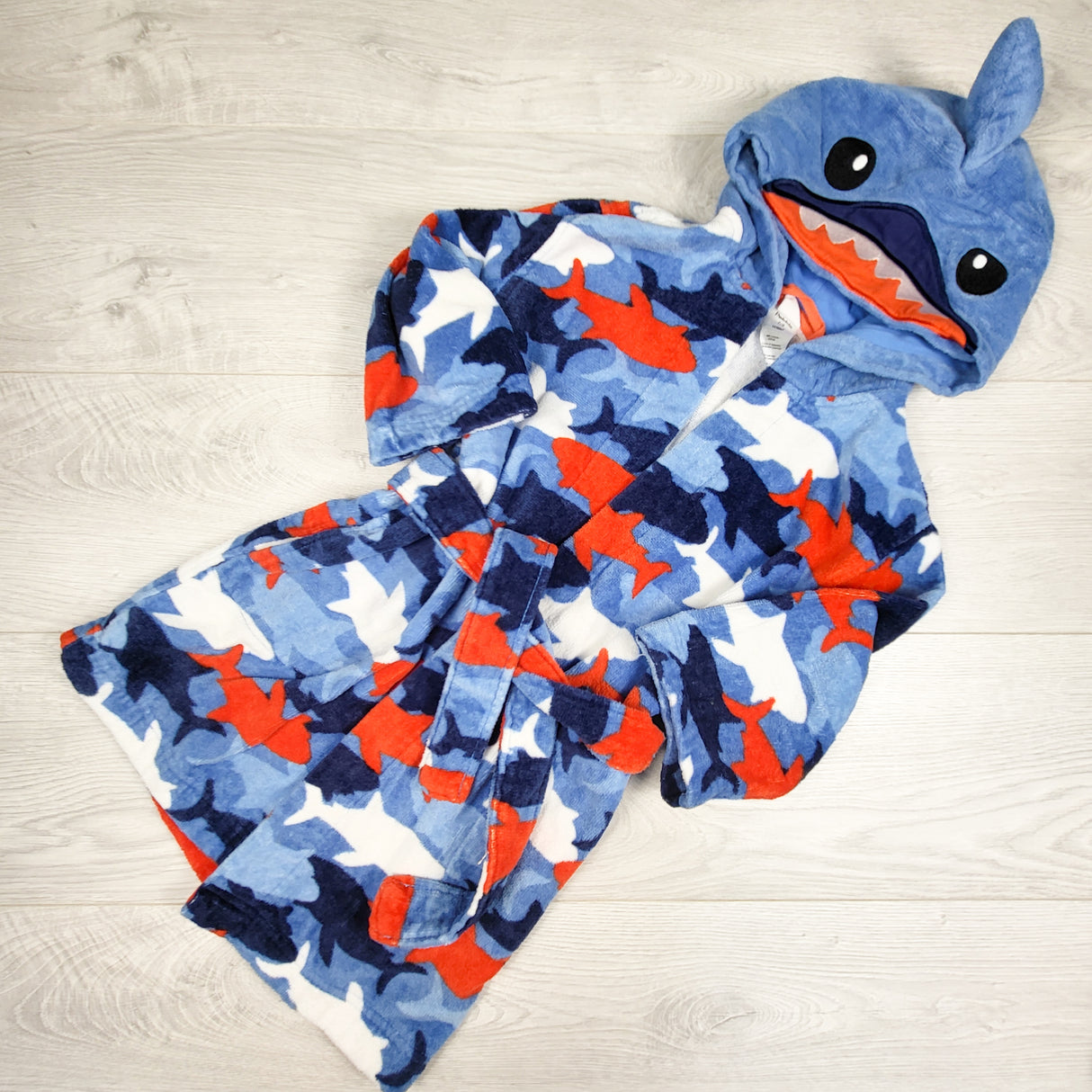 Pekkle shark print hooded terrycloth robe. Size 7/8