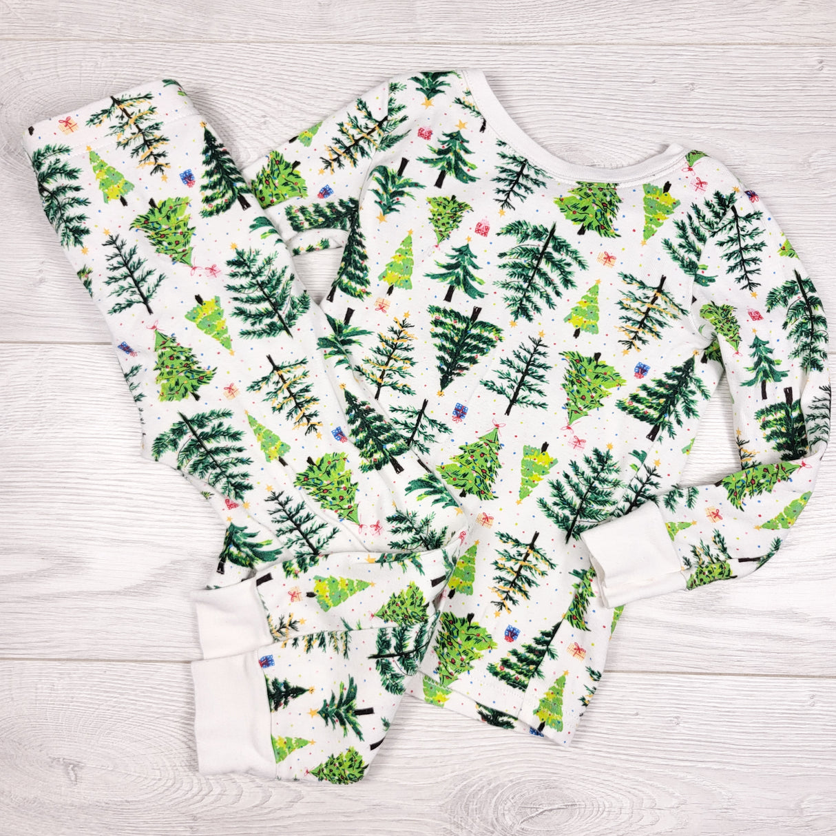 Old Navy white 2pc PJs with trees. Size 2T