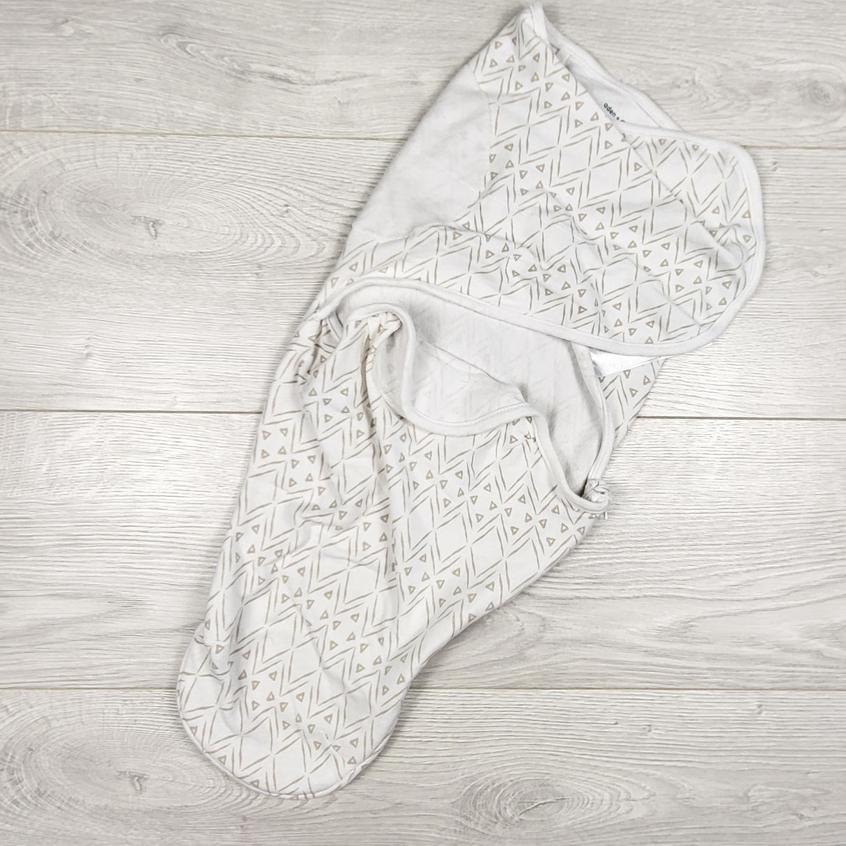 Aden + Anais white patterned swaddle wrap. Size 0-3 months