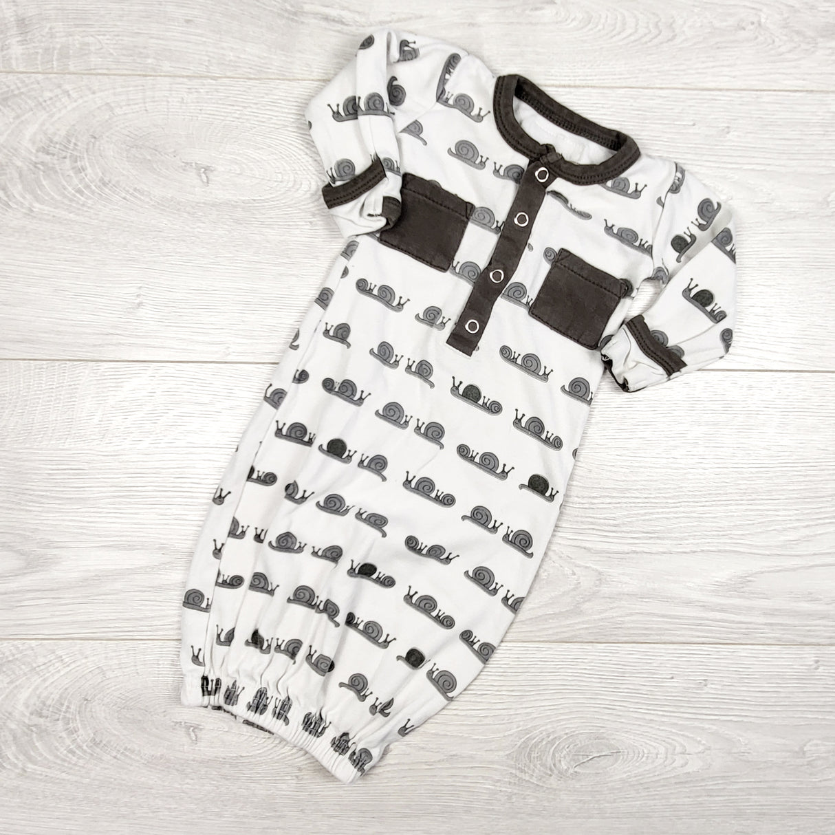 L'oved Baby white organic cotton sleep gown with snails. Newborn size