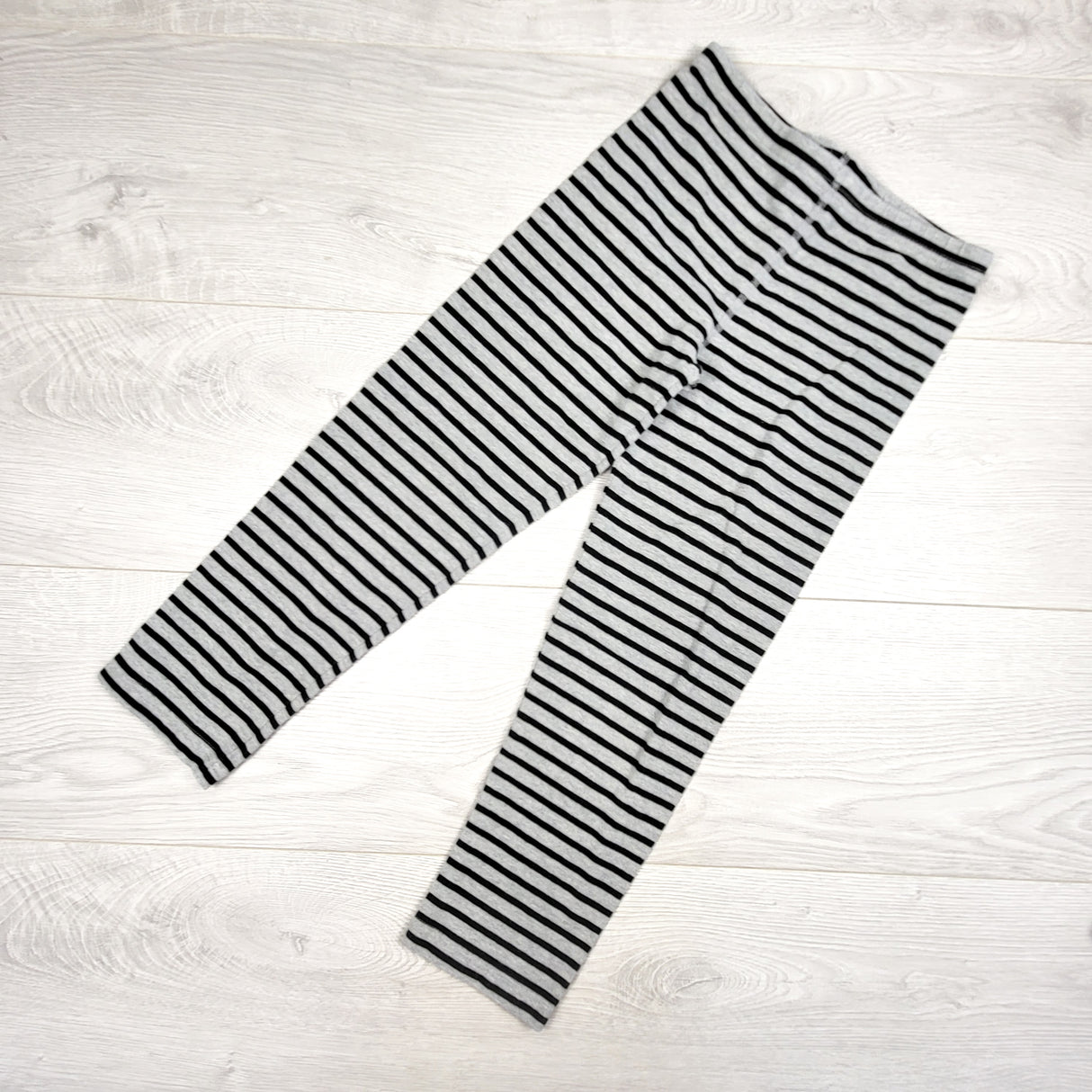 Peekaboo Beans grey striped leggings. Size 8
