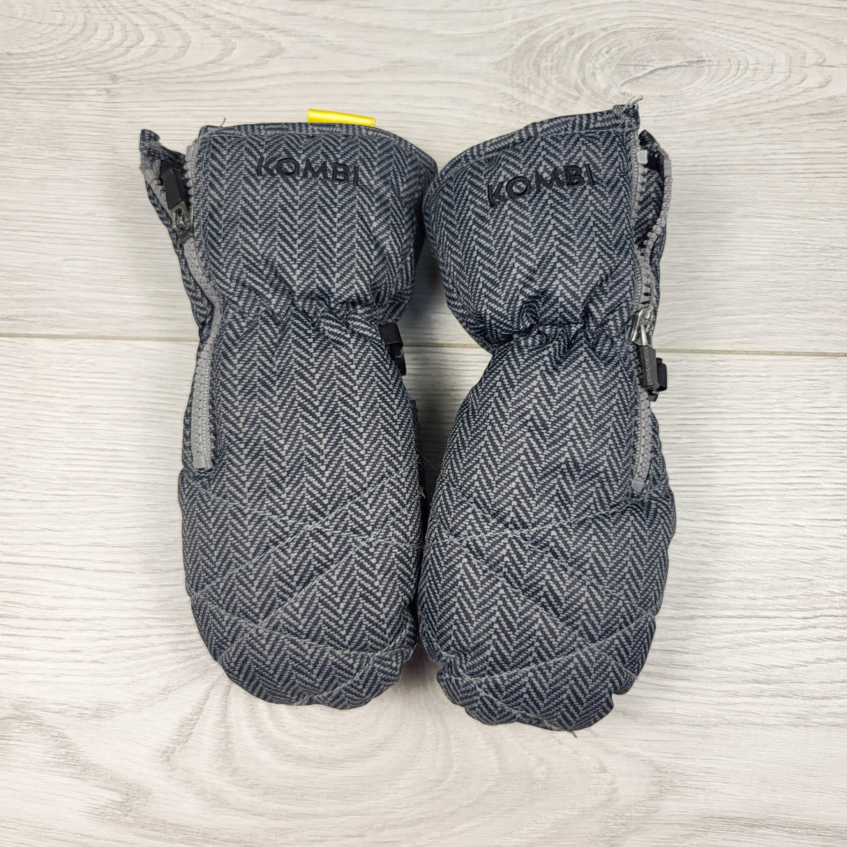 Kombi grey patterned waterproof mittens. Size small (2/3T)