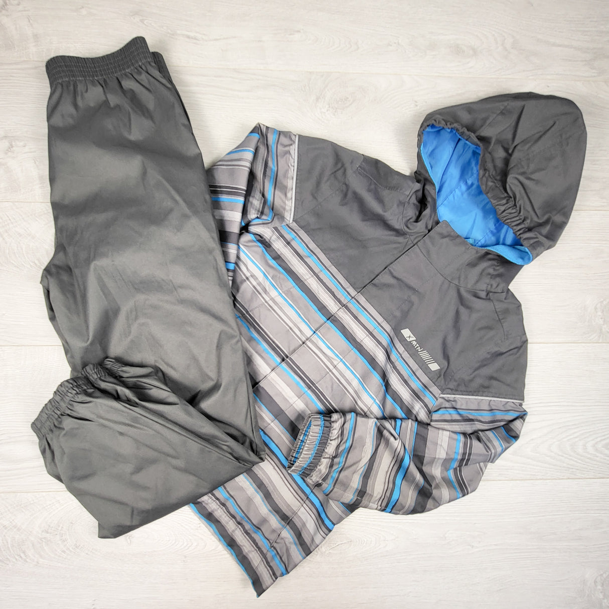 XMTB grey striped 2pc rain set. Size 6/6X