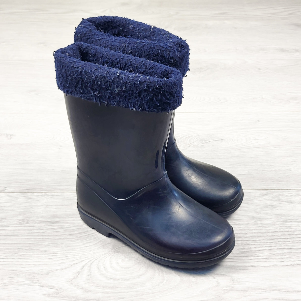 Navy rain boots with removable fleece liners. Size 9