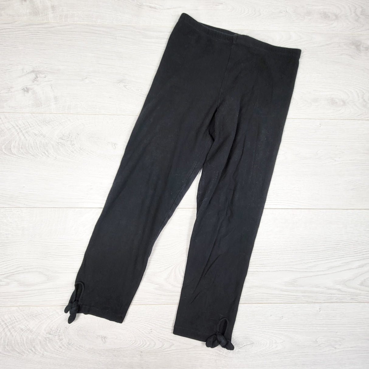 Old Navy black cropped capri leggings. Size 10/12