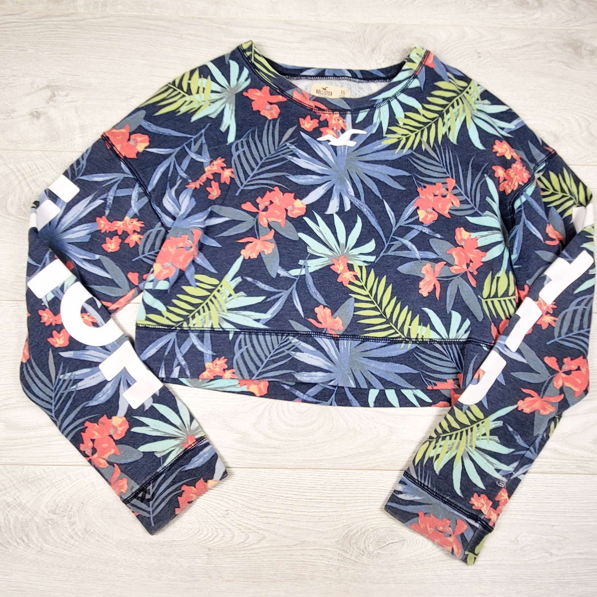 Hollister blue tropical print cropped sweatshirt. ADULT XS