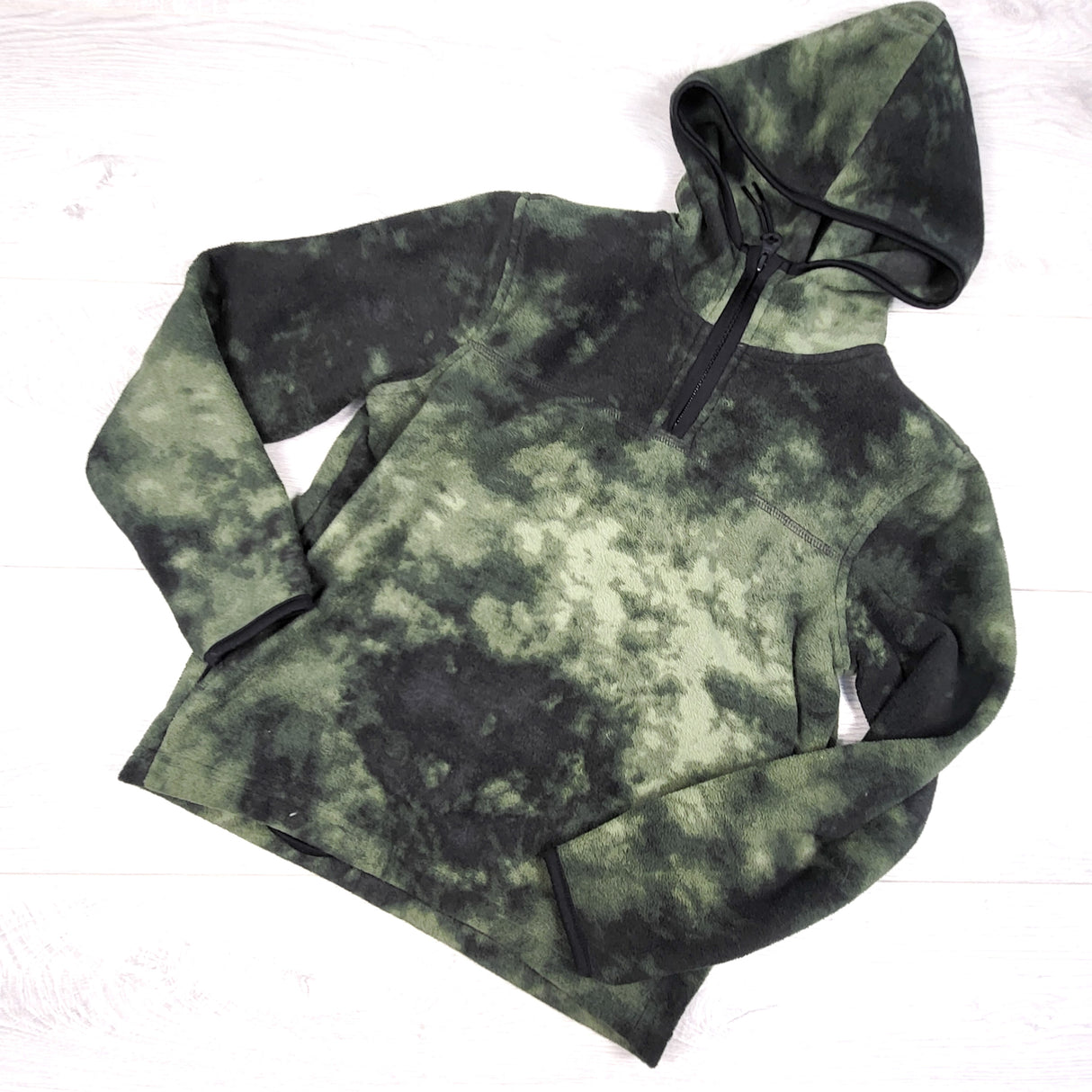 Old Navy black and green tie dye fleece pullover hoodie. Size 6/7