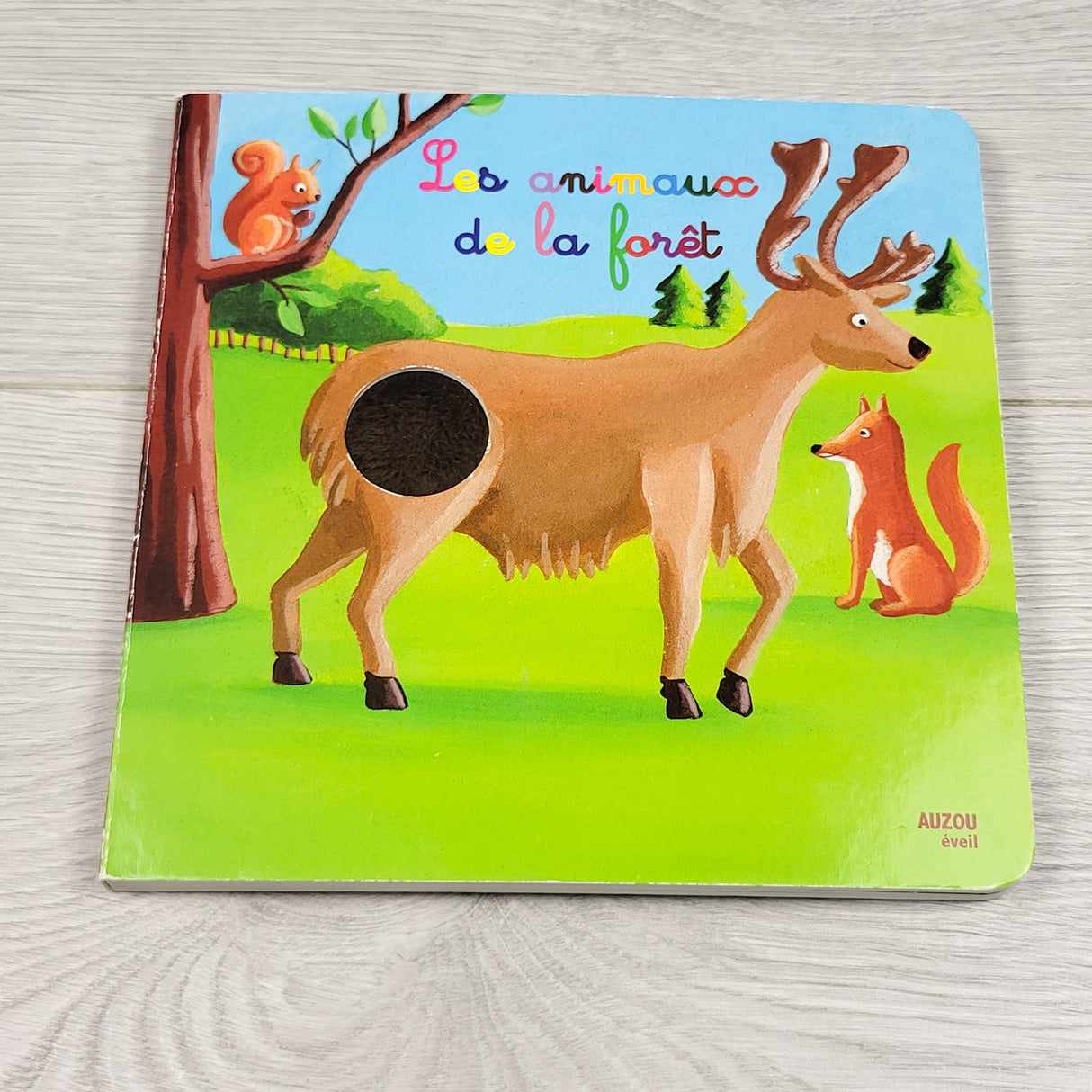 Les animaux de la foret. French language board book
