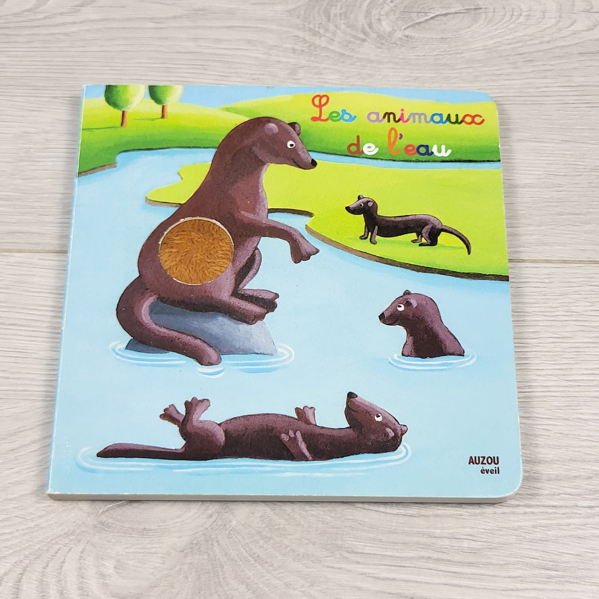 Les Animaux de l'eau. French language board book