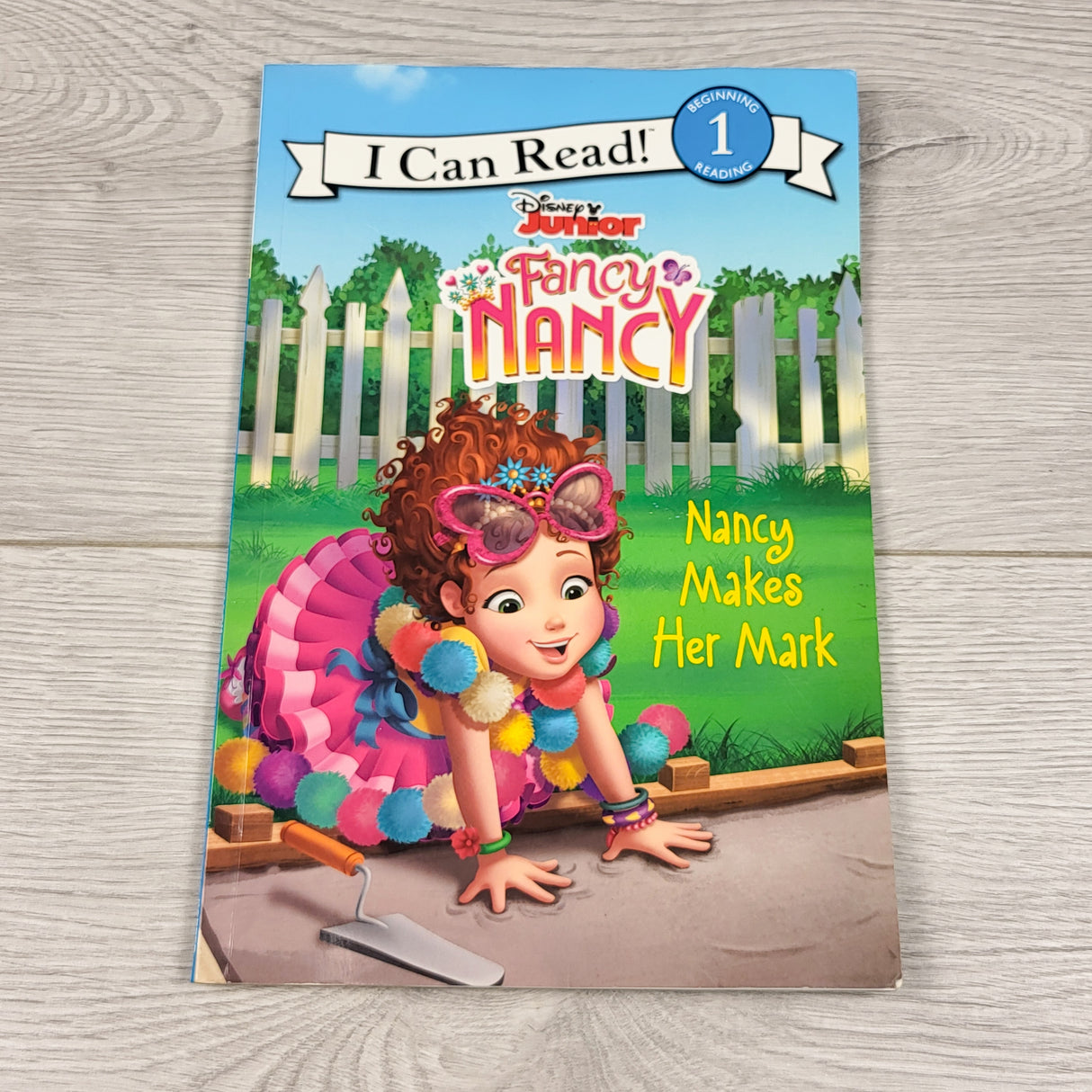 Nancy Makes Her Mark. Soft cover Fancy Nancy early reader book