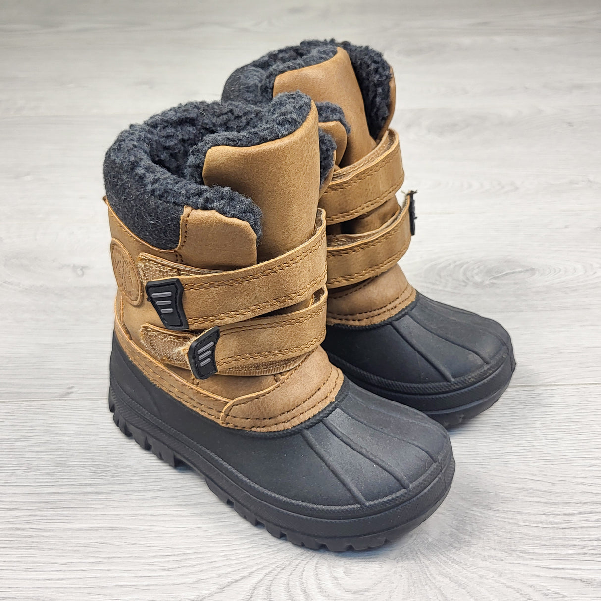 Joe tan snow boots. Size 8