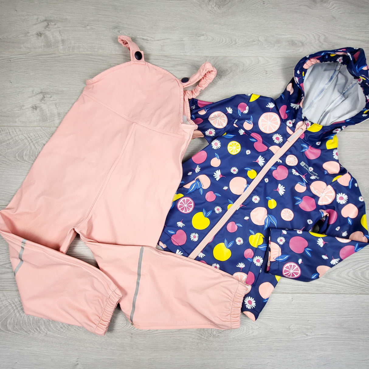 Mountain Warehouse 2pc rain suit. Size 3/4T - AS IS