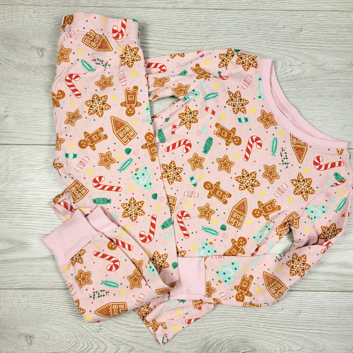 Old Navy pink Christmas themed 2pc PJs. Size 4T