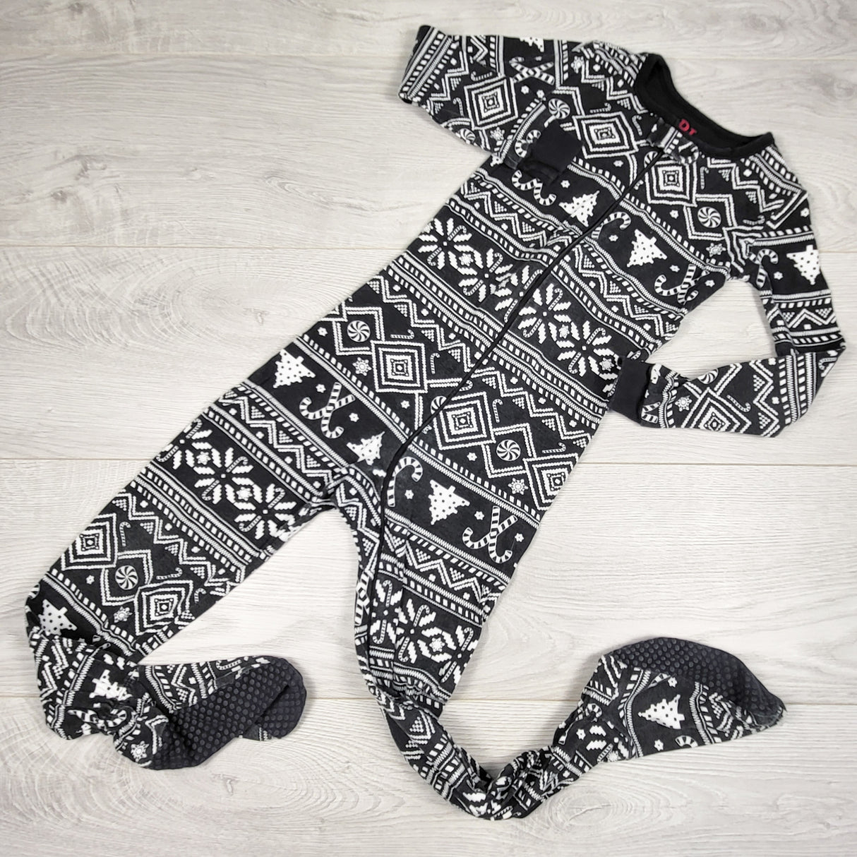 Children's Place charcoal grey patterned zippered sleeper. Size 4T