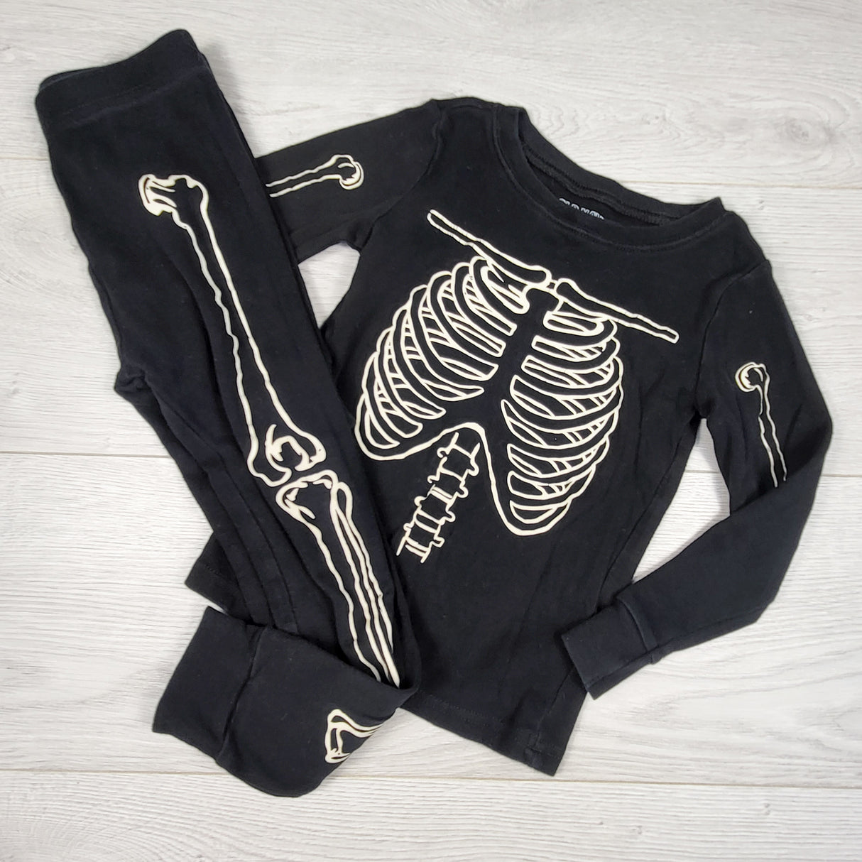 Old Navy black glow in the dark skeleton 2pc PJs. Size 4T