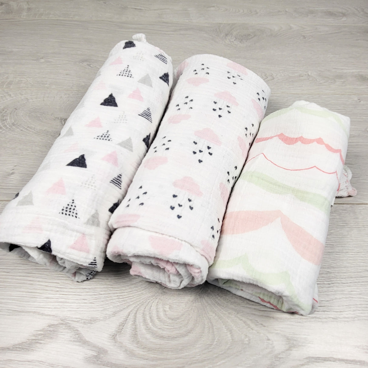 Lot of 3 muslin swaddle blankets