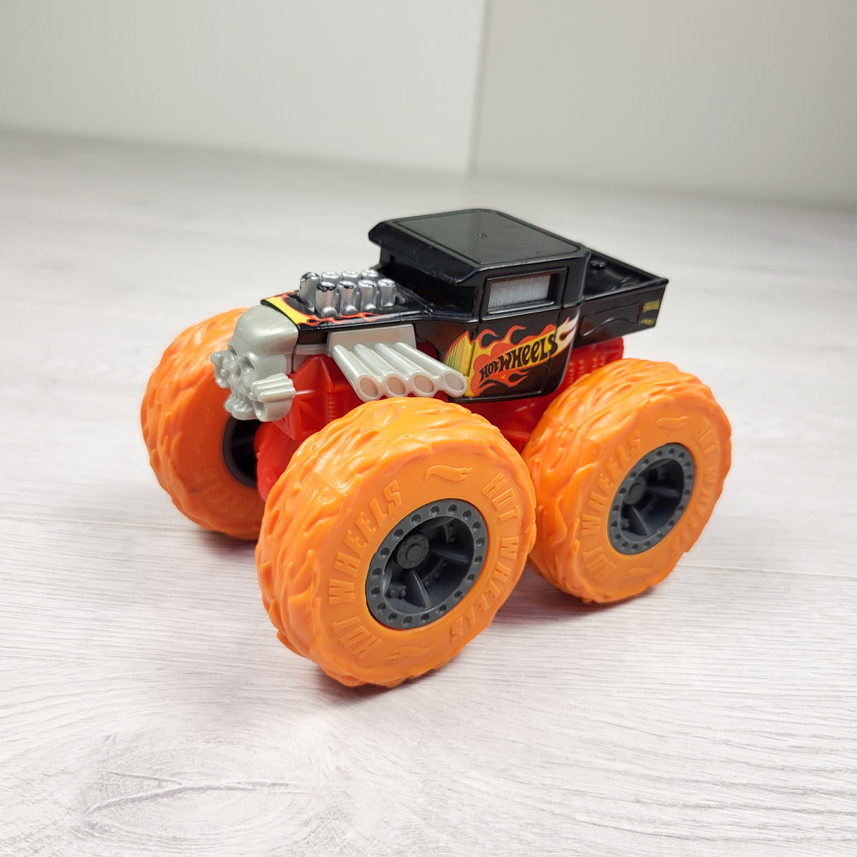 Hot Wheels Monster Trucks Roarin' Wreckers Bone Shaker (1:43 Scale)