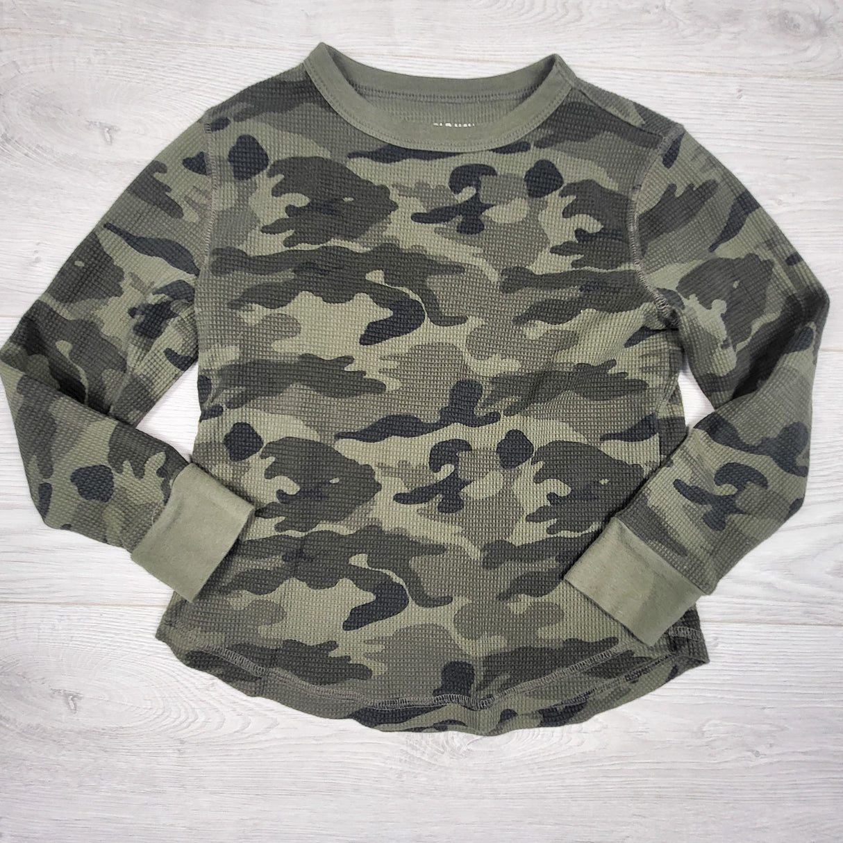 Old Navy green camouflage waffle knit shirt. Size 6/7