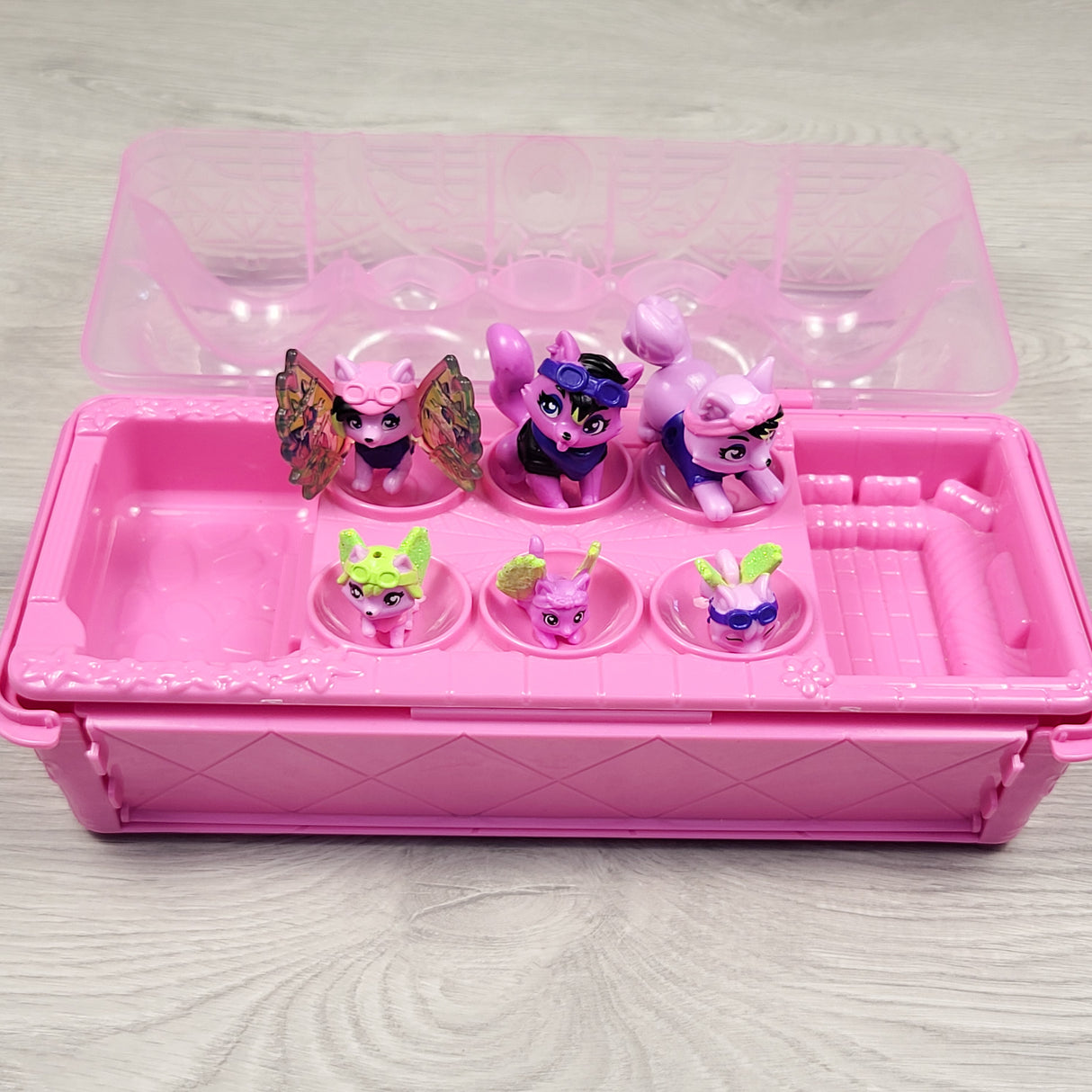 Hatchimals CollEGGtibles Rainbowcation Wolf Family Hatchy Home Playset