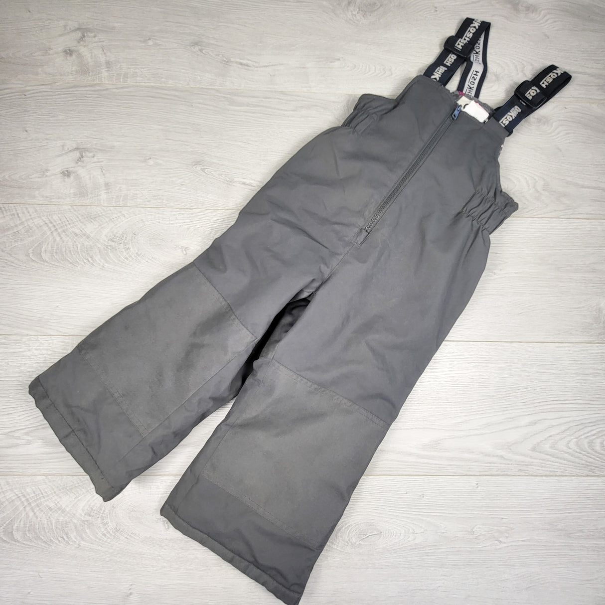Oshkosh grey snow pants. Size 4T