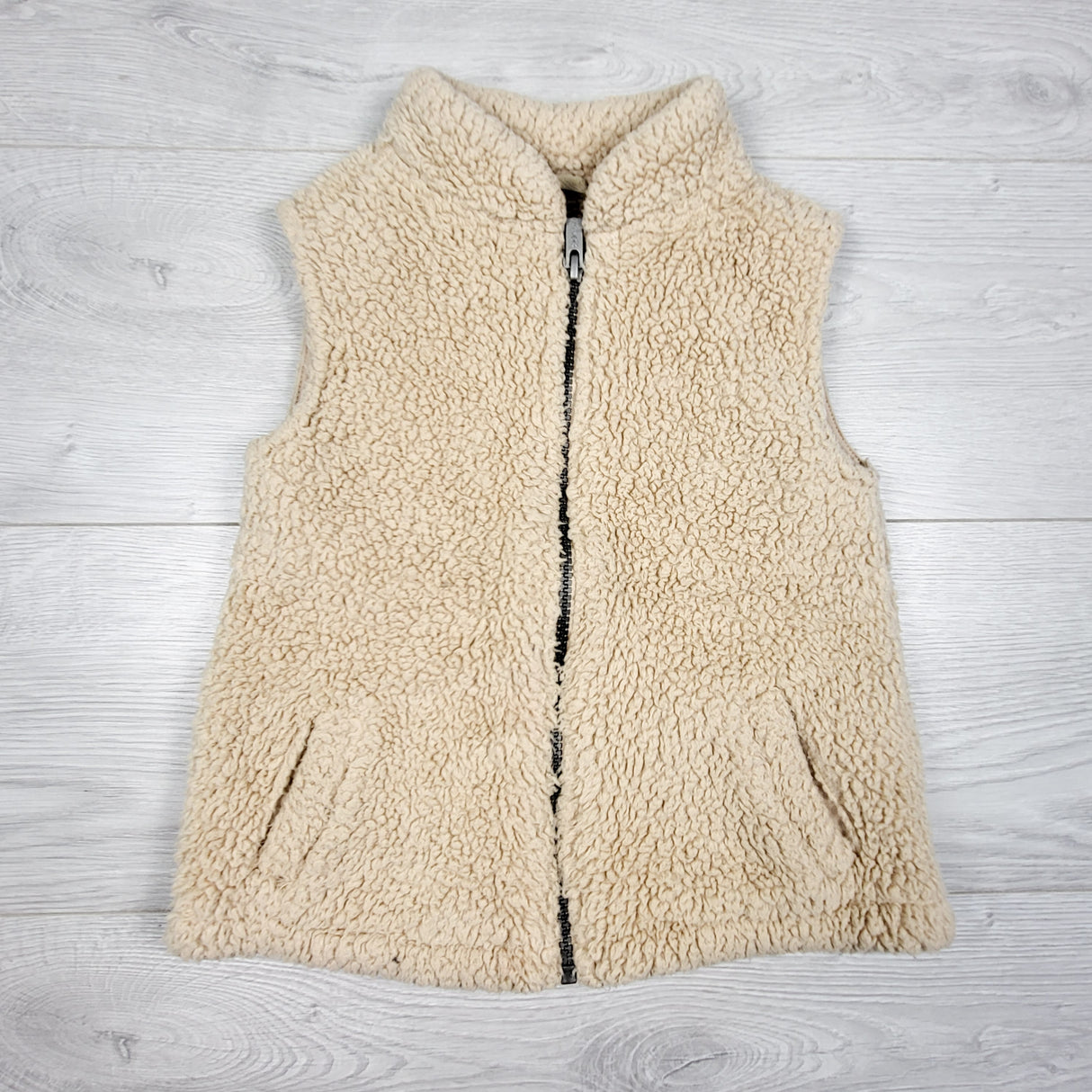Old Navy beige sherpa vest. Size 4T