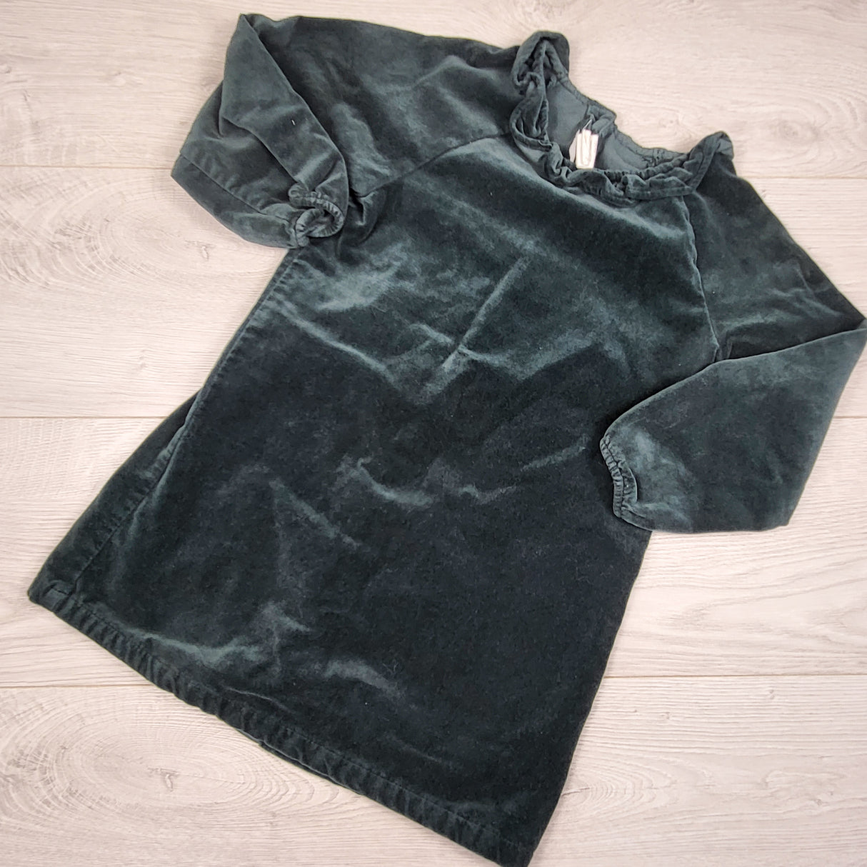 H and M green velvet dress. Size 3/4T