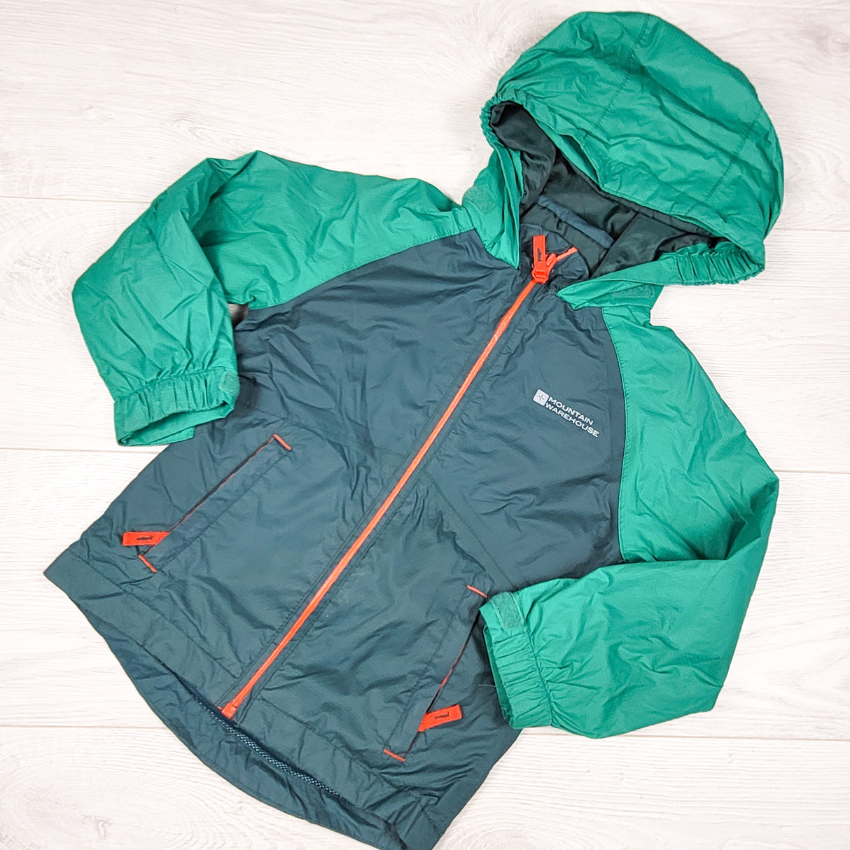 Mountain Warehouse two-tone green hooded rain jacket Size 3/4T