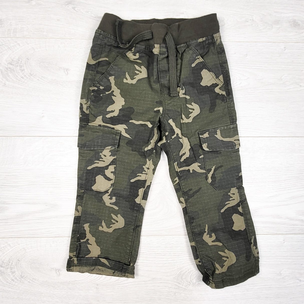 Old Navy camouflage pull on drawstring cargo pants. Size 2T