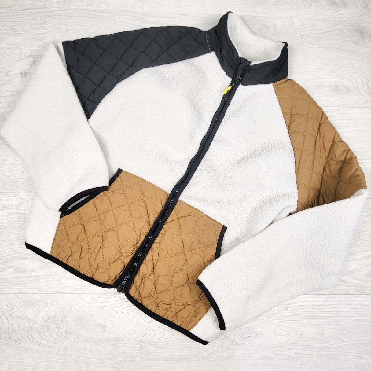H and M white zip up sherpa jacket with quilted accents. Size 10/12