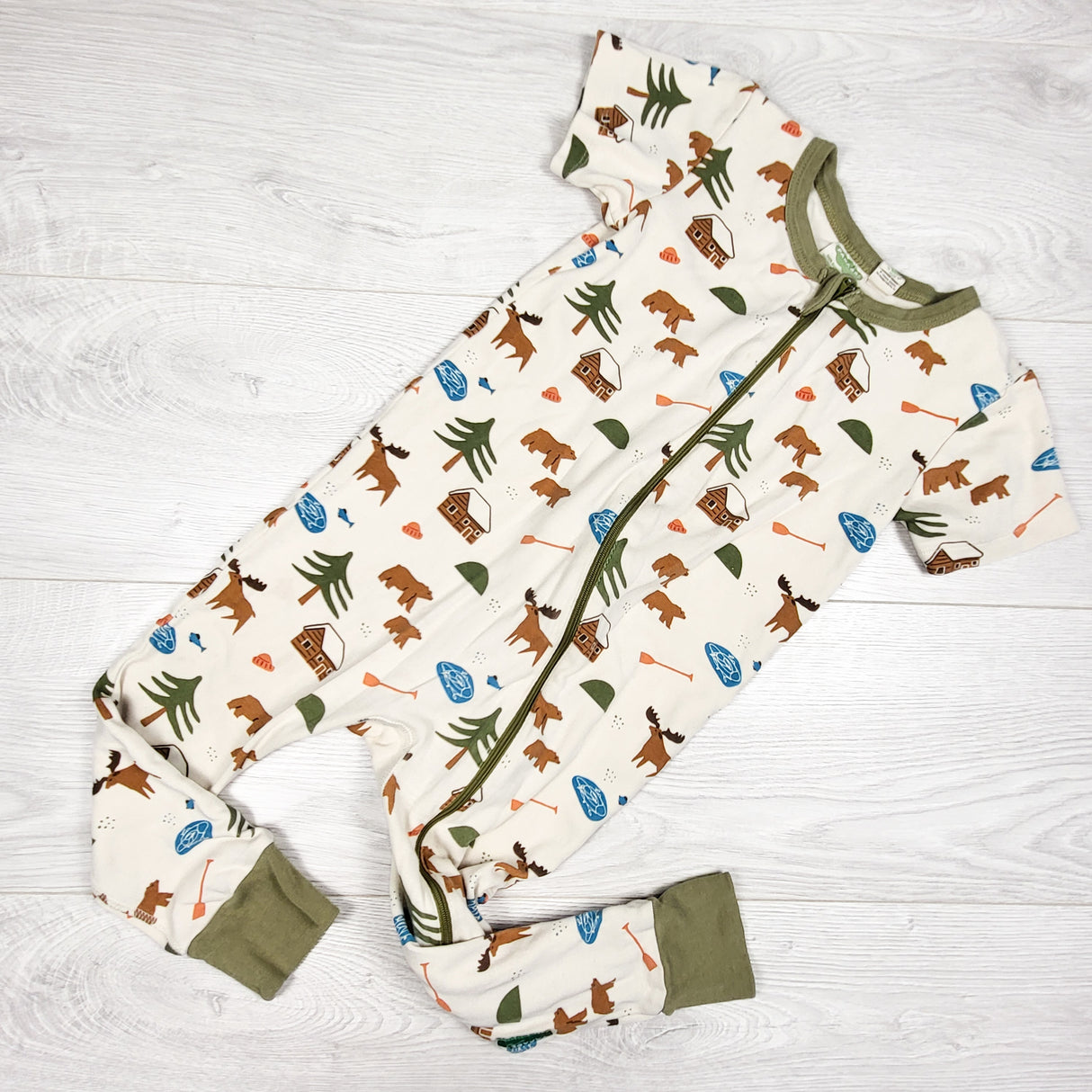 Parade Organics zippered sleeper / romper in "Oh Canada" print. Size 3T