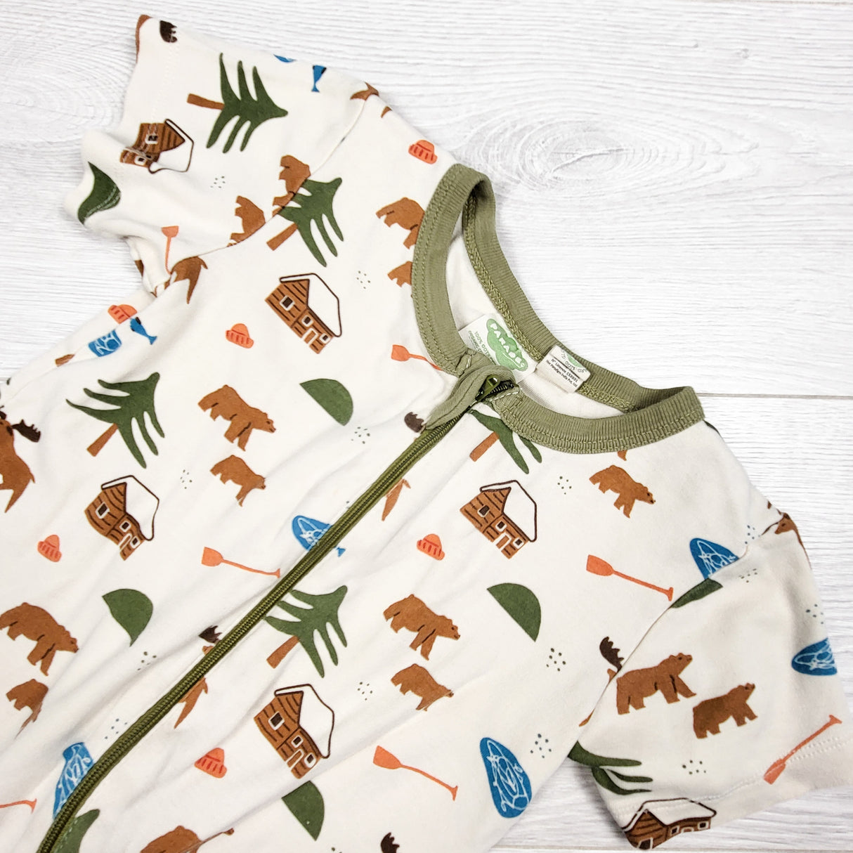 Parade Organics zippered sleeper / romper in "Oh Canada" print. Size 3T
